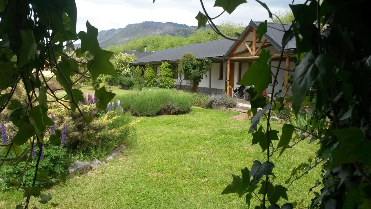 Hosteria El Hoyo Hoyo de Epuyén Exteriör bild